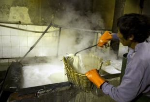 委托加工食品出現(xiàn)質(zhì)量問題，銷售方與生產(chǎn)方責(zé)任如何劃分